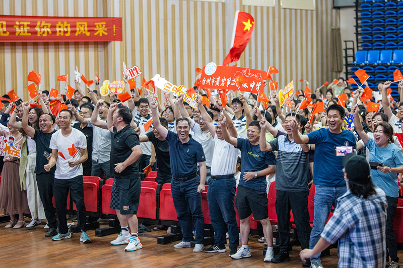 北京時間7月27日，2024年巴黎奧運會首個比賽日，在射擊10米氣步槍混合團體比賽中，中國選手黃雨婷/盛李豪獲得金牌。圖為黃雨婷的母校師生們通過收看奧運直播的方式為她加油助威。