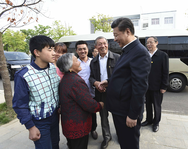 2016年4月25日，習(xí)近平在安徽省滁州市鳳陽縣小崗村看望當(dāng)年大包干帶頭人嚴(yán)金昌（右三）一家。