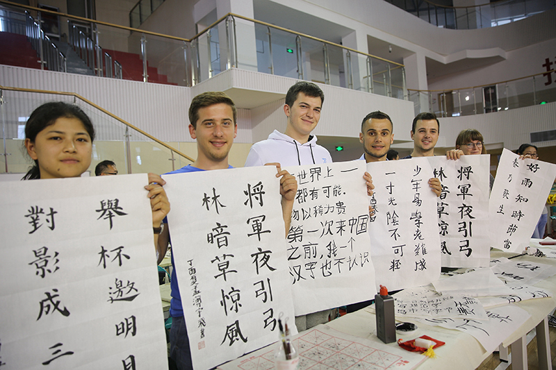 2017年6月5日，來自青島大學(xué)和中國石油大學(xué)（華東）的外國留學(xué)生在展示剛剛現(xiàn)場完成的書法作品。