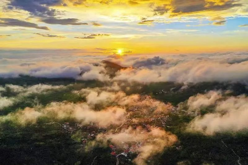 圖為云霧繚繞的軍營(yíng)村，群山盡翠，紅瓦掩映。廈門市委宣傳部供圖