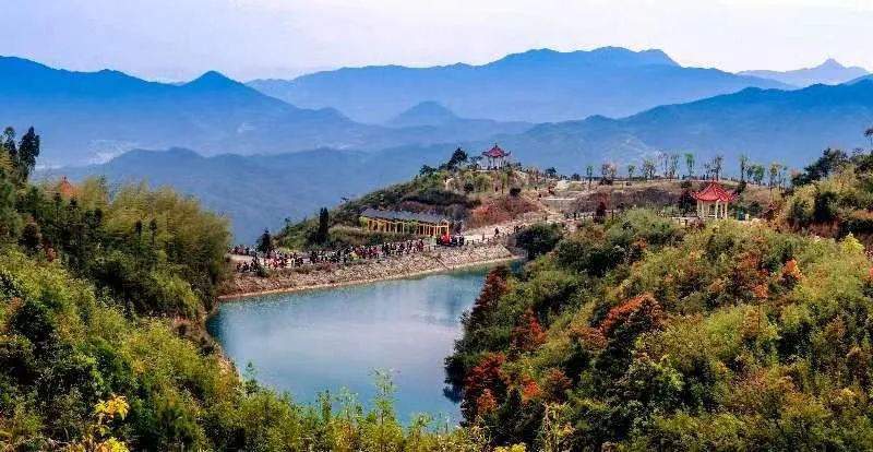 圖為游客們到軍營(yíng)村七彩池欣賞美景。廈門市委宣傳部供圖