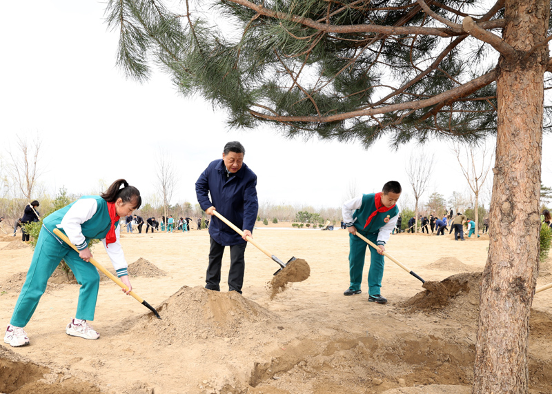 2022年3月，習近平總書記來到北京市大興區(qū)黃村鎮(zhèn)參加首都義務(wù)植樹活動，同大家一起植樹。新華社記者 黃敬文 攝