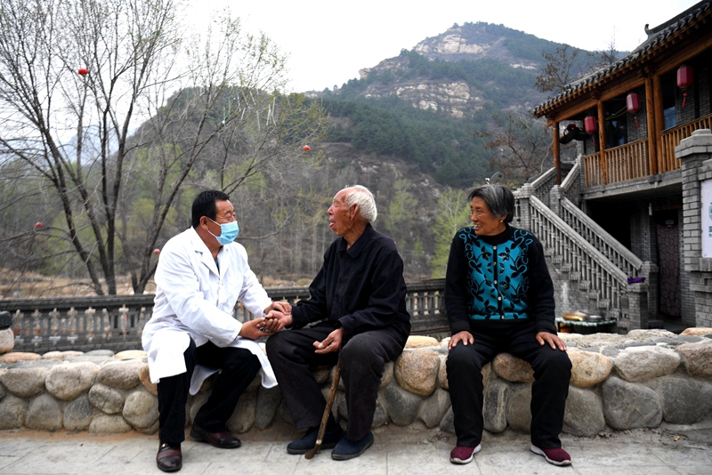 2020年4月15日，在河北阜平縣龍泉關(guān)鎮(zhèn)駱駝灣村，村醫(yī)霍建國為村民把脈。