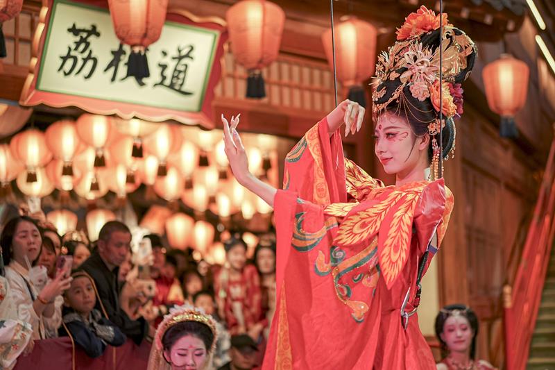 △2024年10月2日，陜西省西安市長(zhǎng)安十二時(shí)辰主題街區(qū)的“唐潮”系列沉浸式表演。