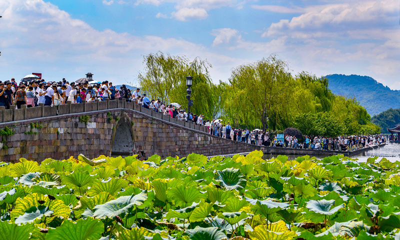2024年10月4日，杭州西湖景區(qū)迎來(lái)國(guó)慶假期旅游高峰。