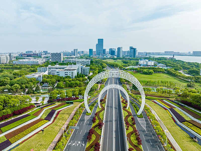 圖為蘇州工業(yè)園區(qū)星湖街鋼結(jié)構(gòu)雕塑。