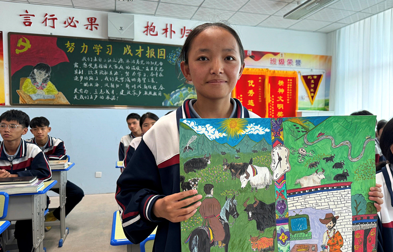 果洛西寧民族中學學生尼東拉毛在主題思政課上展示表現(xiàn)現(xiàn)代化家鄉(xiāng)的作品。