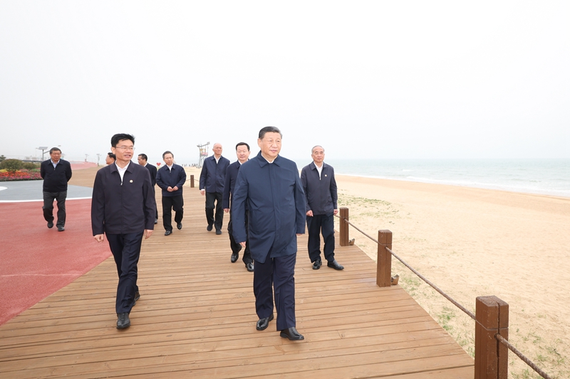 2024年5月22日，習(xí)近平總書記在山東日照陽光海岸綠道考察。