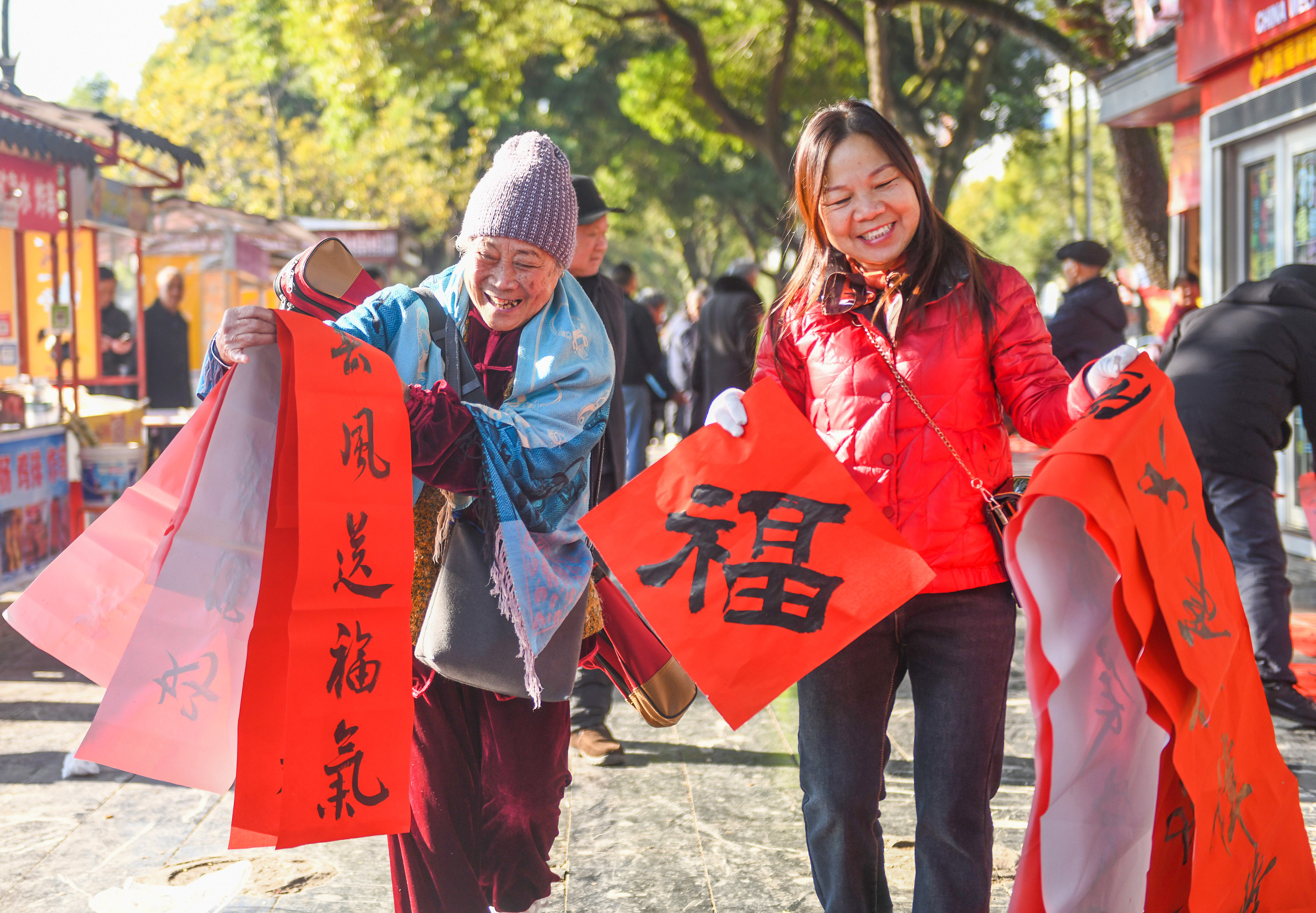 2025年1月13日，在湖南省永州市道縣西洲公園義工崗?fù)?，市民們領(lǐng)到了書法志愿者為大家書寫的春聯(lián)。
