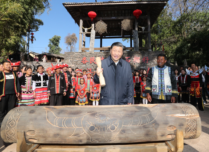 2020年1月19日，習(xí)近平總書記在云南省騰沖市清水鄉(xiāng)三家村中寨司莫拉佤族村廣場(chǎng)上，敲響三聲佤族木鼓，祝福來(lái)年風(fēng)調(diào)雨順、國(guó)泰民安。