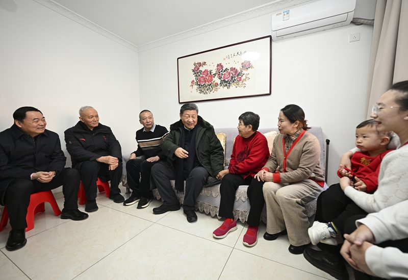2025年1月23日上午，習近平總書記在遼寧沈陽大東區(qū)長安街道長安小區(qū)考察時，走進居民郎素蘭家中看望。