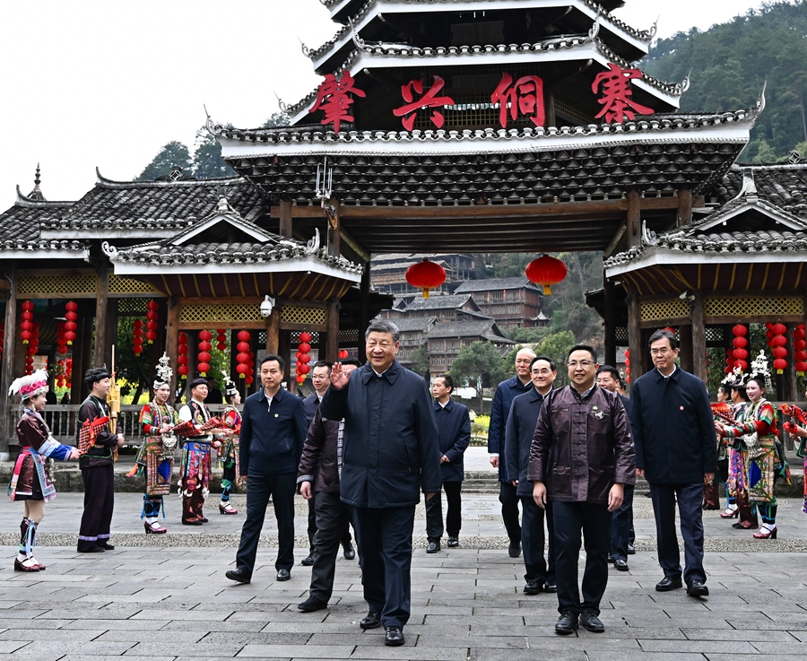 2025年3月17日下午，習近平在黔東南州黎平縣肇興侗寨考察時，在寨門口向身著民族盛裝歡迎的村民揮手致意。新華社記者 燕雁 攝