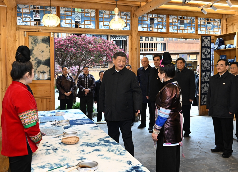 2025年3月17日下午，習近平在黔東南州黎平縣肇興侗寨侗鄉(xiāng)特色產(chǎn)業(yè)基地考察。新華社記者 謝環(huán)馳 攝