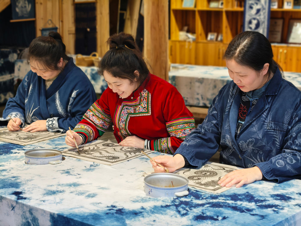 2025年3月14日，村民在肇興侗寨內(nèi)制作蠟染。圖片來源：新華社