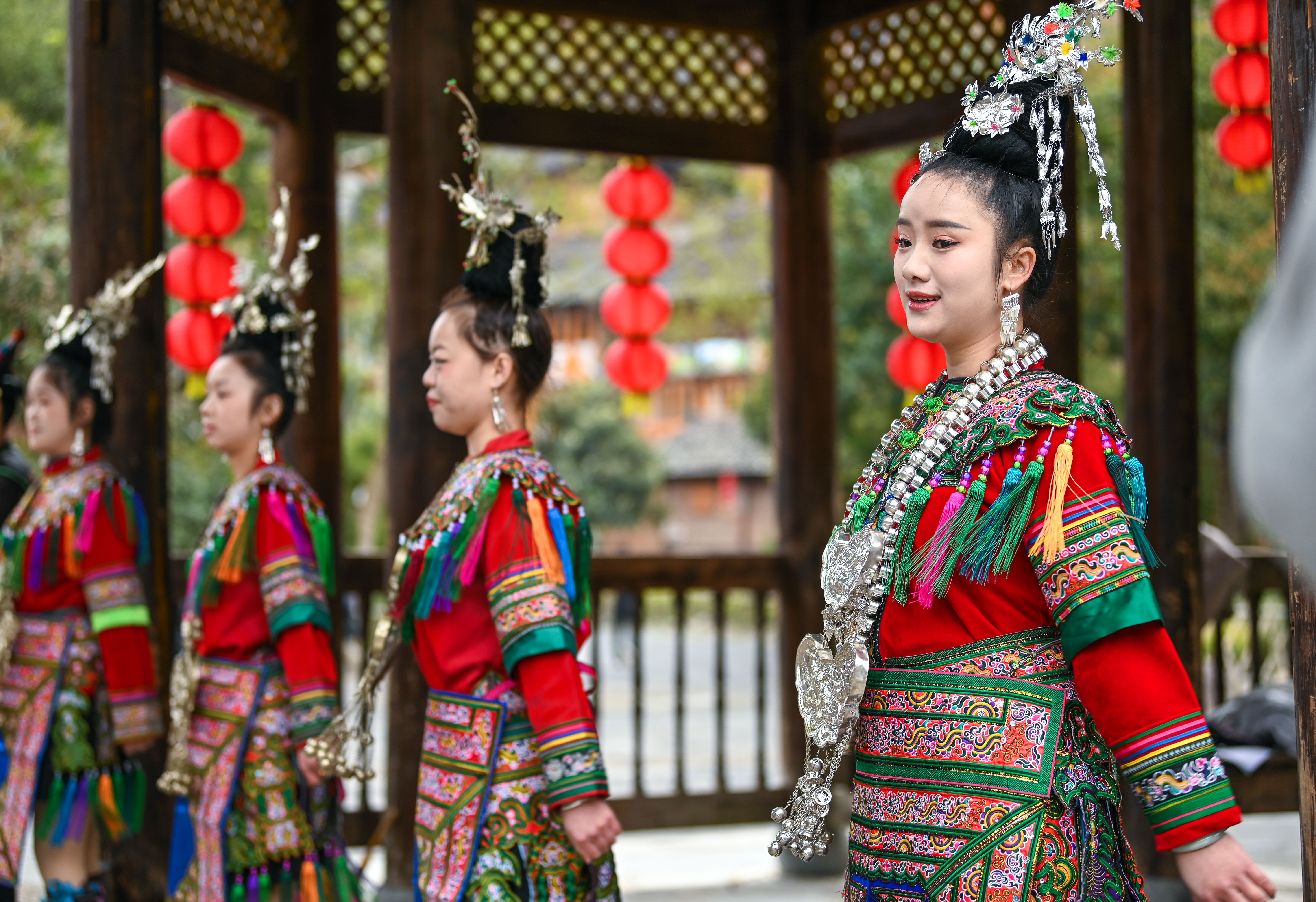  2025年3月18日，侗族群眾在貴州省黎平縣肇興侗寨給游客演唱侗族大歌。