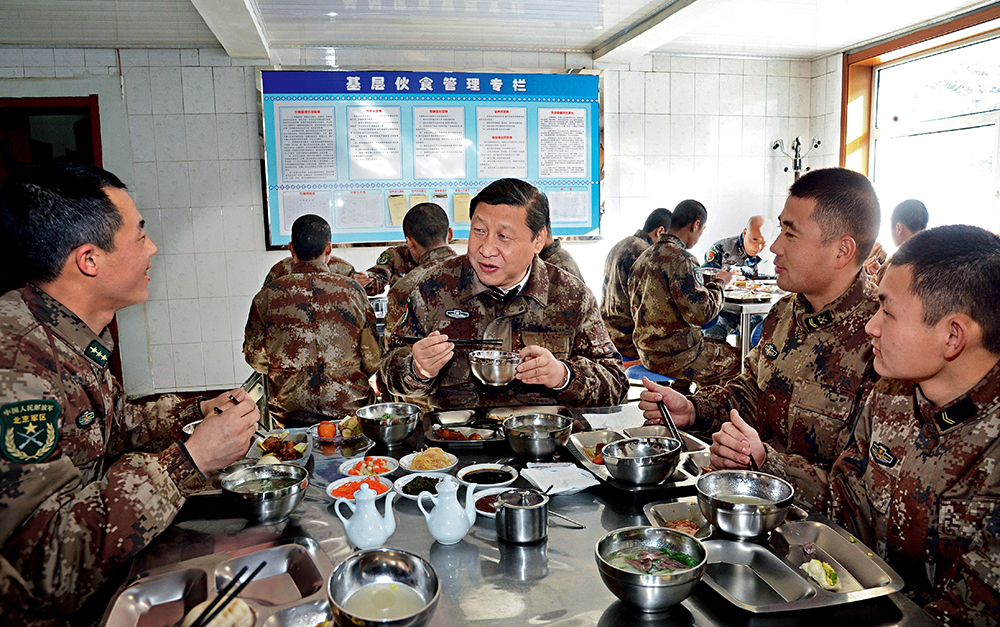 2014年1月26日，習近平主席專程來到內(nèi)蒙古軍區(qū)邊防某部，親切看望慰問戍邊官兵。這是在連隊食堂，習近平主席同戰(zhàn)士們一起用餐。