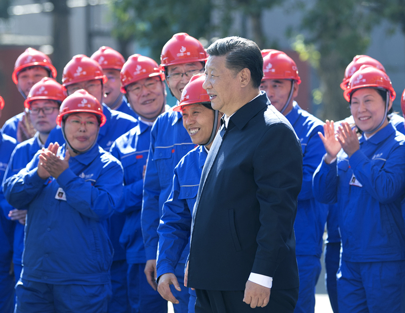 2018年9月26日，在中國一重集團，習(xí)近平總書記走到工人中間，同大家親切交流。