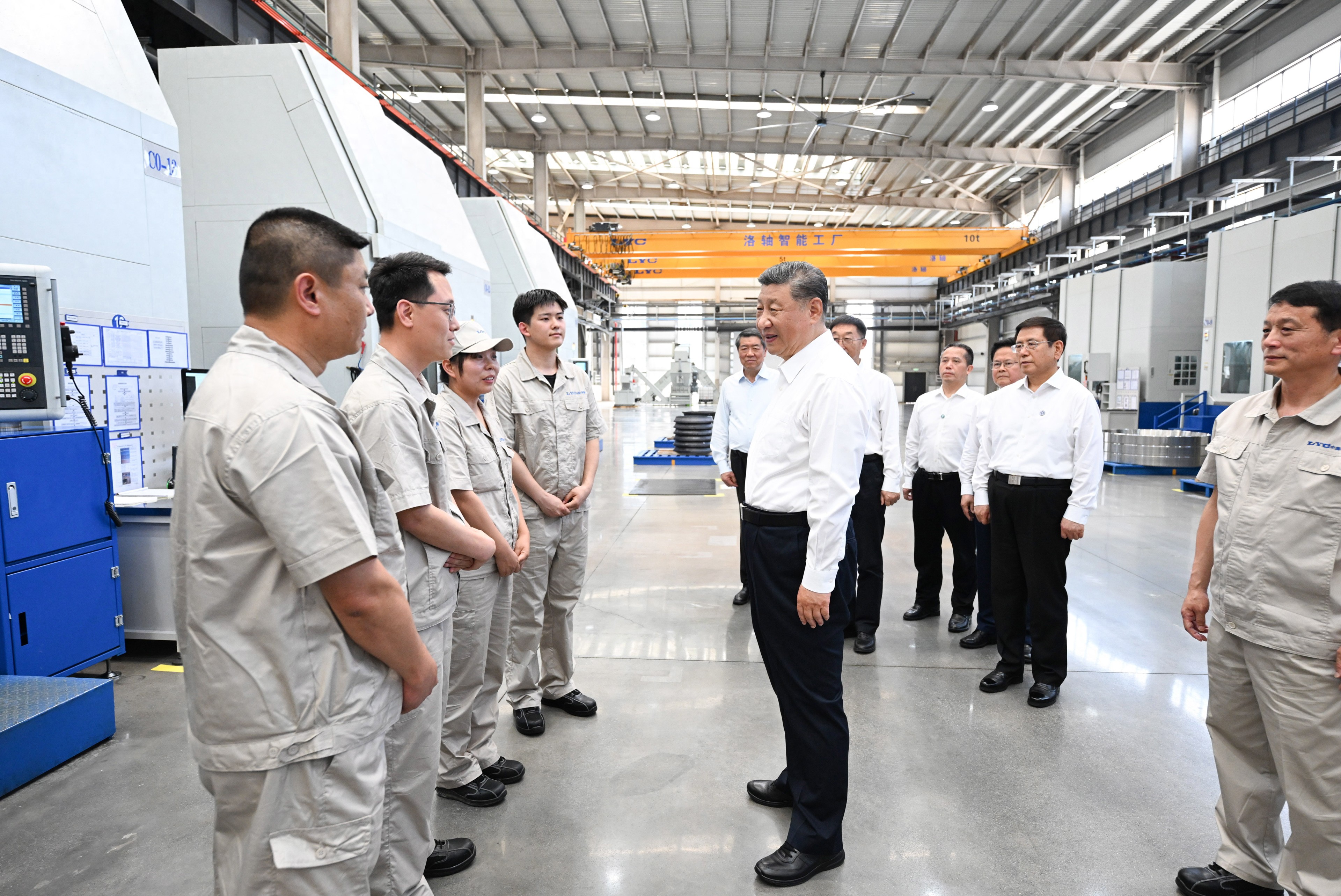 5月19日至20日，中共中央總書記、國家主席、中央軍委主席習(xí)近平在河南考察。這是19日下午，習(xí)近平在洛陽軸承集團股份有限公司智能工廠考察時，同企業(yè)職工親切交流。新華社記者 燕雁 攝