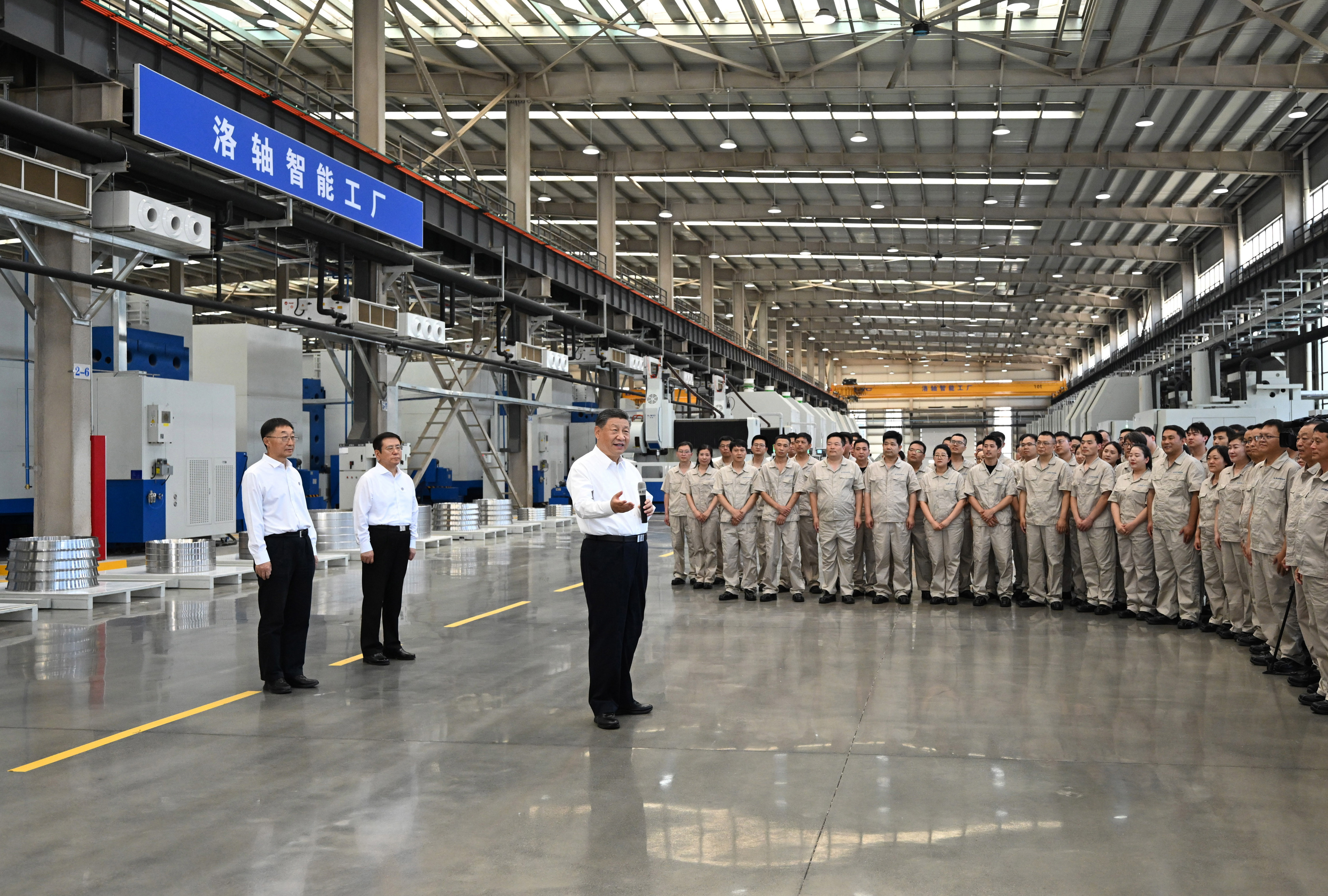 5月19日至20日，中共中央總書記、國家主席、中央軍委主席習(xí)近平在河南考察。這是19日下午，習(xí)近平在洛陽軸承集團股份有限公司智能工廠考察時，同企業(yè)職工親切交流。新華社記者 燕雁 攝
