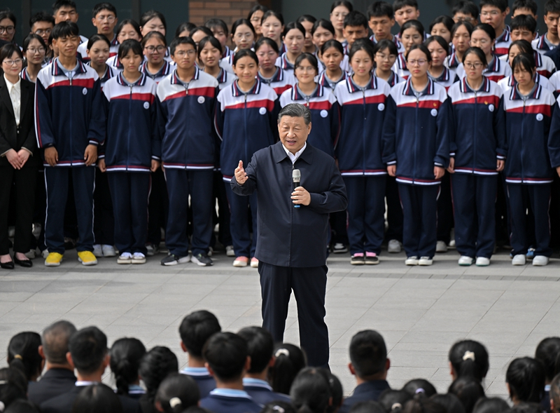 2024年6月18日，習近平總書記在青海果洛西寧民族中學考察時，同師生們親切交流。