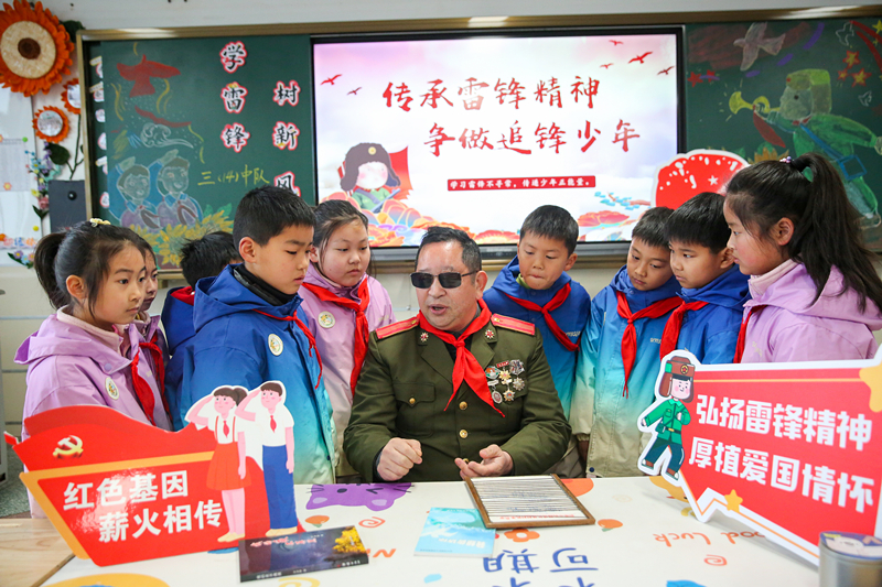 2025年3月3日，江蘇南通如皋市安定小學里，傷殘軍人許波銀在思政小課堂上向?qū)W生講述雷鋒故事。