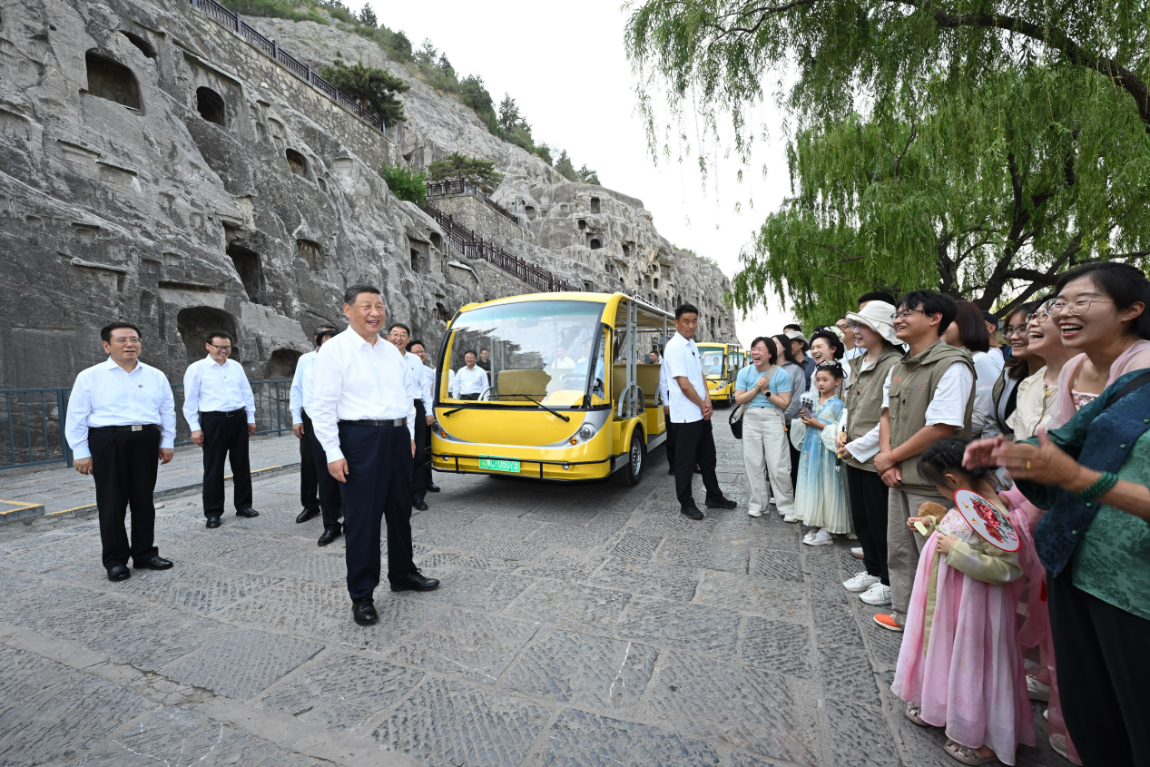 5月19日，習(xí)近平在洛陽(yáng)龍門石窟考察時(shí)，同游客親切交流。
