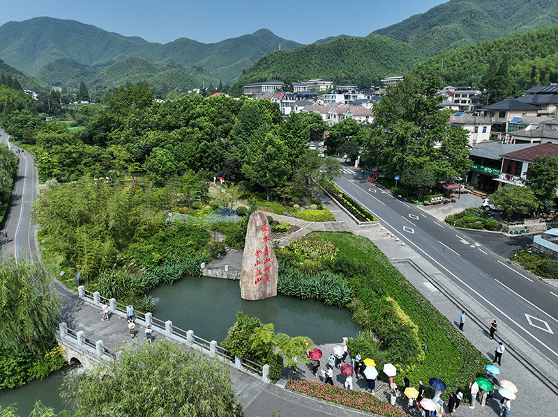 2023年8月11日，游客在浙江安吉余村參觀。