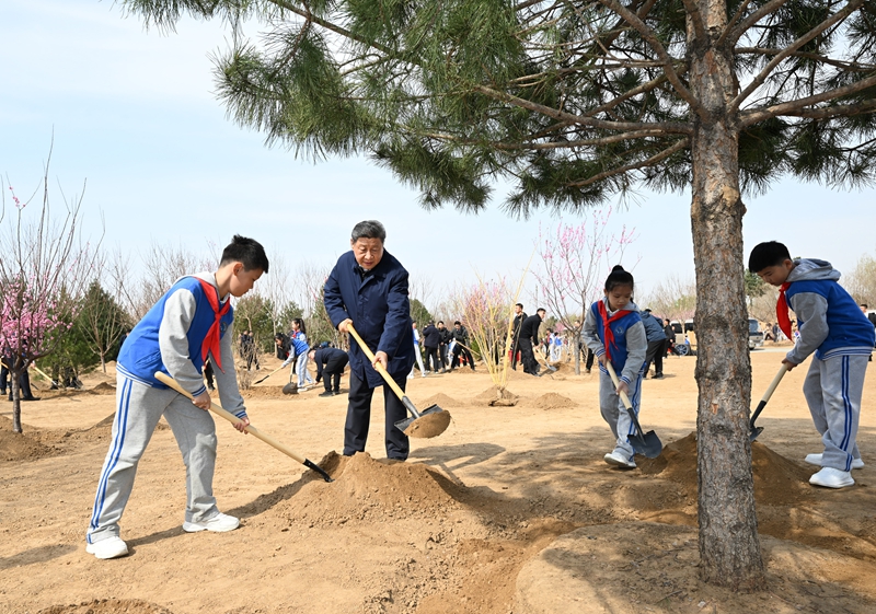 2025年4月3日，習(xí)近平總書記來(lái)到北京豐臺(tái)區(qū)永定河畔參加首都義務(wù)植樹(shù)活動(dòng)。