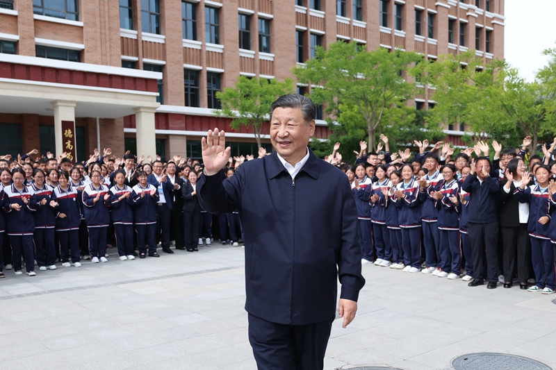 2024年6月18日，習(xí)近平總書(shū)記在青海果洛西寧民族中學(xué)考察時(shí)，向師生們揮手致意。