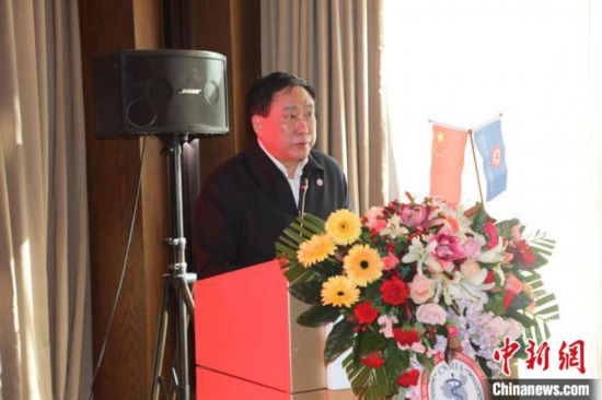 圖為中國非公立醫(yī)療機構協(xié)會常務副會長兼秘書長郝德明致辭?！№n相澤 攝
