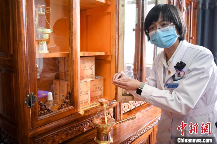 湖南中醫(yī)藥大學第一附屬醫(yī)院外治科援藏醫(yī)生譚濤介紹中醫(yī)和藏醫(yī)向結(jié)合的霍爾麥療法。　楊華峰 攝