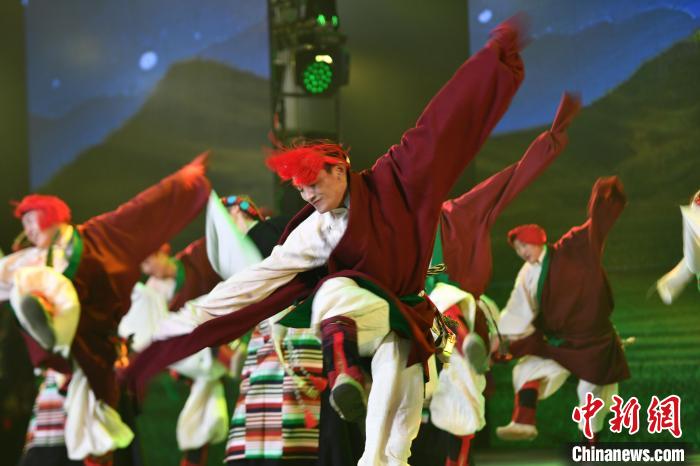 圖為演員在聯(lián)歡晚會(huì)上表演?！∝暩聛?lái)松 攝