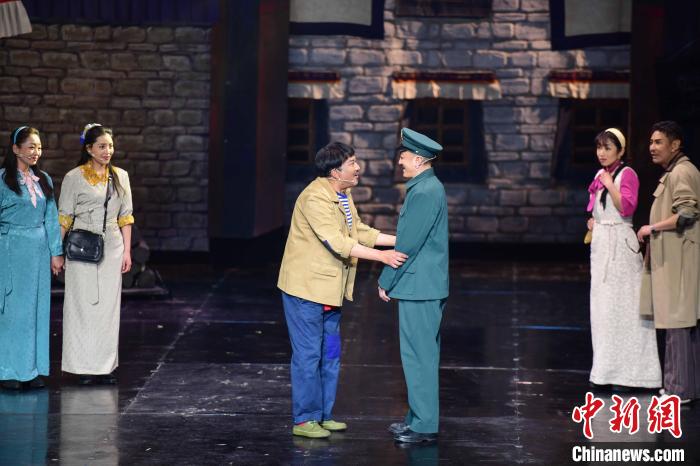 圖為西藏本土話劇《八廓街北院》演出現(xiàn)場(chǎng)。　劉瑤 攝