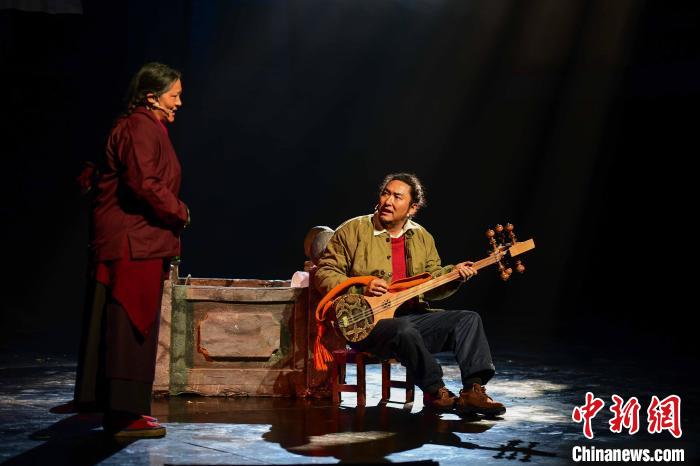 圖為西藏本土話劇《八廓街北院》演出現(xiàn)場。　貢嘎來松 攝