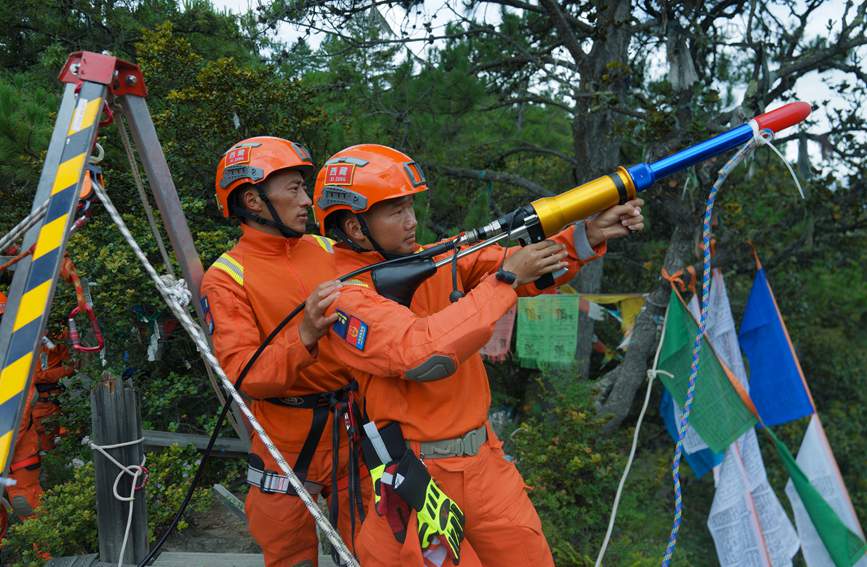 發(fā)射拋投器 。西繞拉翁攝