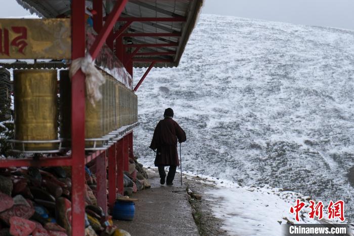 孜珠寺與雪山風(fēng)光。　江飛波 攝