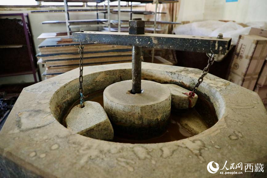 制作藏香的原料用石頭混合研磨。人民網(wǎng)記者 次仁羅布攝