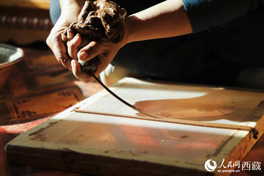 制作藏香過程。人民網(wǎng)記者 次仁羅布攝