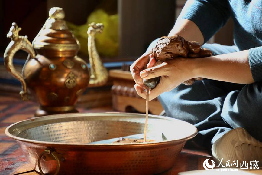 牛角鉆孔，將木泥擠出。人民網(wǎng)記者 次仁羅布攝