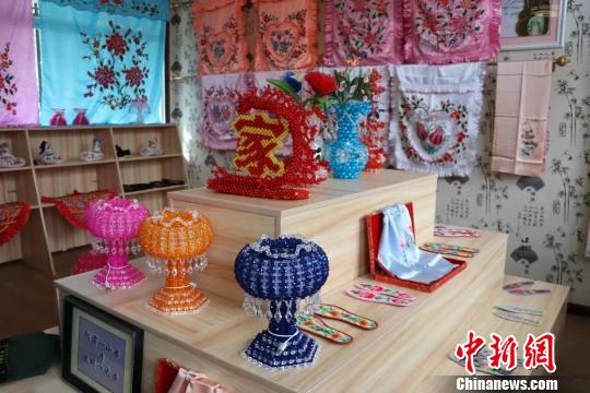 甘肅甘南創(chuàng)“炕頭產(chǎn)業(yè)”:婦女一針一線(xiàn)繡出幸福路