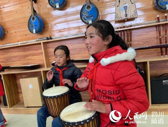 民族樂(lè)器興趣小組的學(xué)生們正在練習(xí)音樂(lè)。（高婉汀 攝）