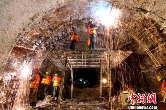 圖為施工人員正在進(jìn)行隧道支護(hù)焊接作業(yè)?！￡悤?攝