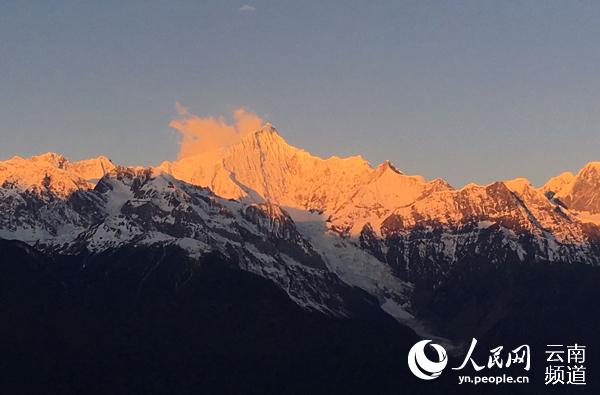迪慶梅里雪山“日照金山”景觀。(供圖)