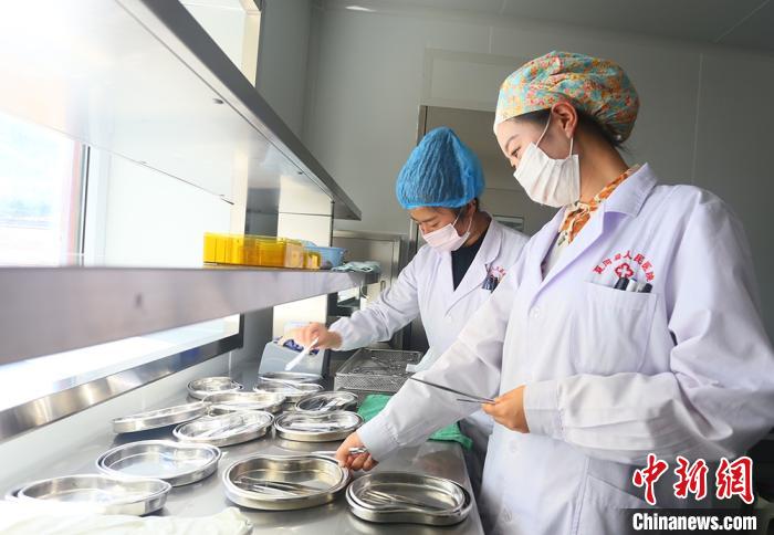7月下旬，夏河縣人民醫(yī)院醫(yī)生進(jìn)行手術(shù)用具的消毒清潔?！「哒?攝