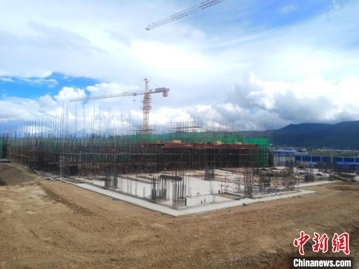 圖為香格里拉站實(shí)現(xiàn)封頂。中國鐵路昆明局集團(tuán)供圖