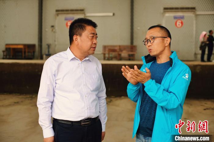天?？h委書記李鵬(左)接受自媒體“碼頭青年”主編林飛(右)采訪。　闕道華 攝