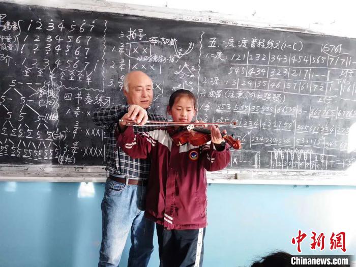 圖為趙興洲教學(xué)生拉小提琴。受訪者提供