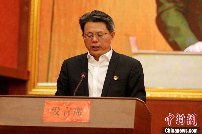 圖為果洛州委常委、副州長(zhǎng)、上海市援青聯(lián)絡(luò)組組長(zhǎng)馮志勇總結(jié)對(duì)口支援十年工作?！」逯菸麄鞑抗﹫D 攝