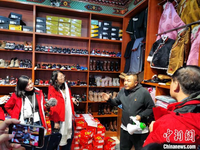 圖為中外媒體在玉樹(shù)州玉樹(shù)市甘達(dá)村采訪(fǎng)?！?zhí)砀?攝