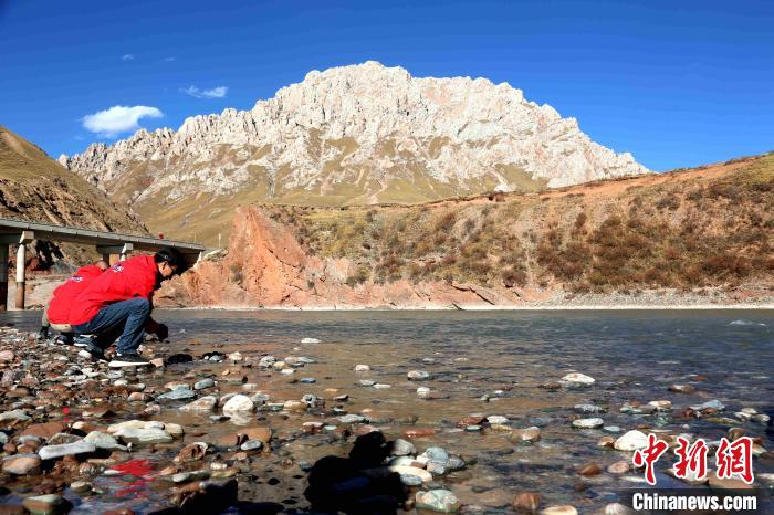 圖為中外記者在雜多縣境內(nèi)的瀾滄江干流采訪當(dāng)?shù)厣鷳B(tài)保護(hù)情況?！?zhí)砀?攝